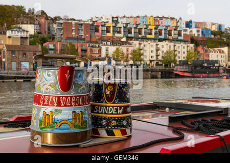 Bunt bemalte Wasser Dosen auf einem Kanal Boot, Floating Harbour, Bristol, UK Stockfoto