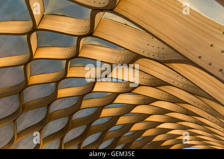 Chicago, USA - Mai 2015. Kurvenreiche Holzpavillon im Lincoln Park Zoo; eine schöne Skulptur von Studio Gang Architektur. Stockfoto