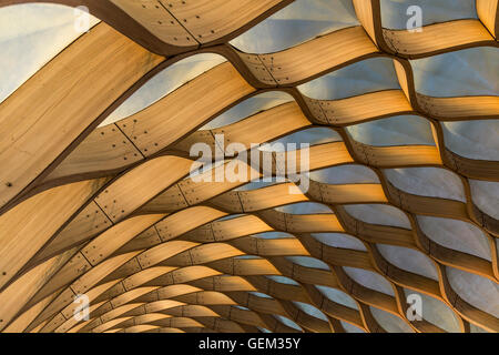 Chicago, USA - Mai 2015. Perspektivische Ansicht des kurvenreichen Holz Pavillons auf Chicagos Lincoln Park Zoo; eine Skulptur von Studio-Bande Stockfoto