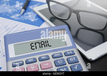 E-Mail-Rechner auf Tisch mit Büromaterial. iPad Stockfoto