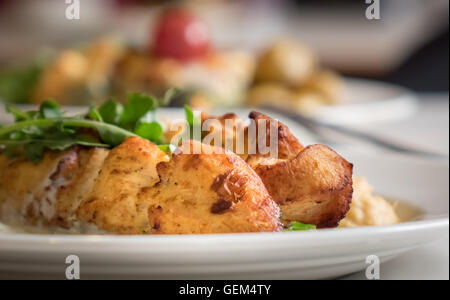 Gegrilltes Hähnchen Spieße Tiermehl mit Rucola Blätter, Joghurt und Erdnuss-sauce Stockfoto