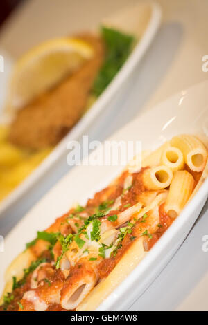 Nahaufnahme von frisch zubereiteten Pasta Penne Arabiata mit grüner Petersilie garniert Stockfoto