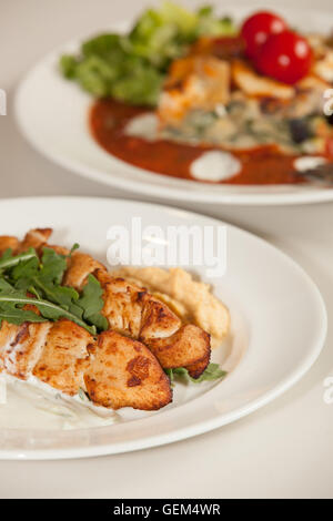 Gegrilltes Hähnchen Spieße Tiermehl mit Rucola Blätter, Joghurt und Erdnuss-sauce Stockfoto