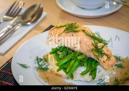 Gebratenem Lachs Hauptgang serviert mit Kartoffelpüree und grünen Bohnen Stockfoto