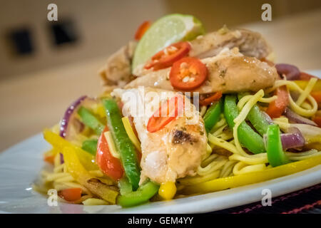 Orientalische gegrilltes Hähnchen essen Gemüse und Nudeln Stockfoto