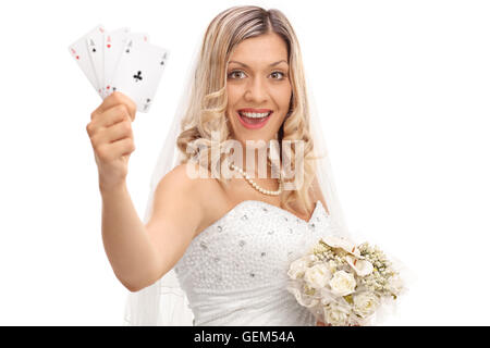 Fröhliche blonde Braut im Hochzeitskleid halten vier Asse isoliert auf weißem Hintergrund Stockfoto