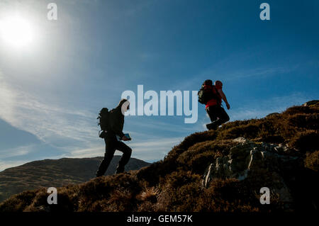 Wanderer in Donegal, Irland zu Fuß bis zu Slieve Tooey nahe Ardara Teil Irlands Wild Atlantic Way Stockfoto