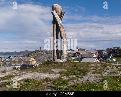 Inussuk Skulptur aus Beton von Niels Molfedt oben Kolonie Hafen Nuuk Waterfront und der kolonialen Altstadt Westgrönland am schönen Julitag Stockfoto