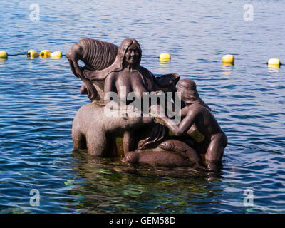 Steinstatue Frau Kind Eisbär Walross Dichtung Fisch Kolonie Hafen Sissiugaq Bay in alten kolonialen Stadtteil Nuuk Hauptstadt von Grönland Stockfoto