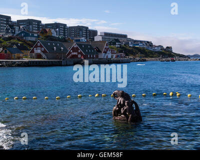 Steinstatue Frau Kind Eisbär Walross Dichtung Fisch Kolonie Hafen Sissiugaq Bay in alten kolonialen Stadtteil Nuuk Hauptstadt von Grönland Stockfoto