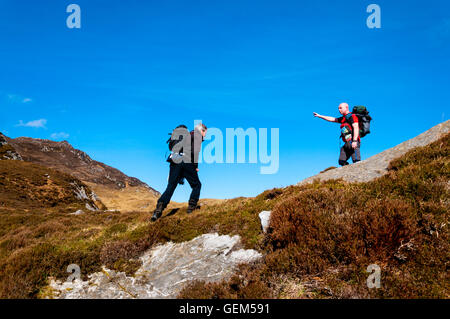 Wanderer in Donegal, Irland zu Fuß bis zu Slieve Tooey nahe Ardara Teil Irlands Wild Atlantic Way Stockfoto