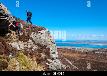 Wanderer in Donegal, Irland zu Fuß bis zu Slieve Tooey nahe Ardara Teil Irlands Wild Atlantic Way Stockfoto