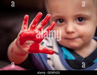 Kinderhand mit farbigen Fingern aus mit paint Stockfoto