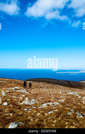 Wanderer in Donegal, Irland zu Fuß bis zu Slieve Tooey nahe Ardara Teil Irlands Wild Atlantic Way Stockfoto