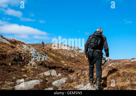 Wanderer in Donegal, Irland zu Fuß bis zu Slieve Tooey nahe Ardara Teil Irlands Wild Atlantic Way Stockfoto