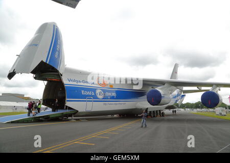 Volga Dnepr Antonov AN-124 RA-82081 am Display auf der Farnborough International Airshow 2016 Stockfoto