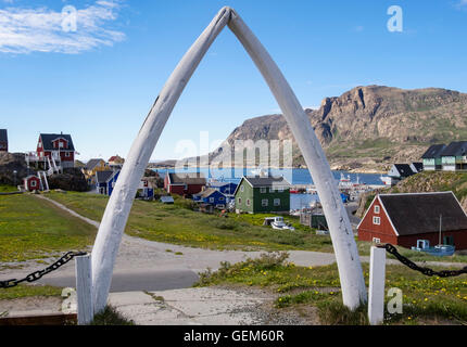 Blick zum Hafen durch alten Wal-Knochen-Bogen im Museum. Sisimiut (Holsteinsborg), Qeqqata, Westgrönland Stockfoto