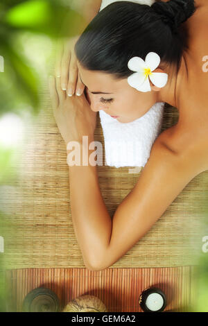 Portrait von junge schöne Frau Entspannung im Spa-Bereich Stockfoto