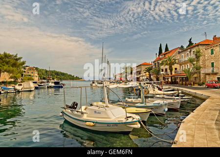 Kleine Fischerboote festgemacht am Dorf Kai von Stomorska auf der Insel Solta in Kroatien. Stockfoto