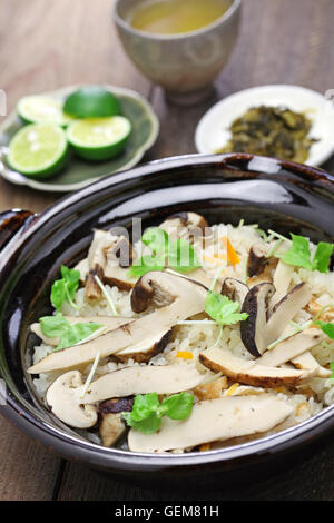 Matsutake Gohan, Reis gekocht mit Matsutake Pilze, japanische Küche Stockfoto