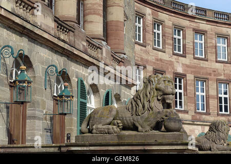 Löwenstatue Vor Einem Seitenflügel Schloss Wilhelmshöhe, Kassel Stockfoto