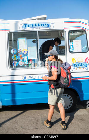 Weibliche Wanderer mit Rucksack kaufen Eis von Trillo van am oberen Promenade am Saltburn am Meer, Yorkshire, England. UK Stockfoto