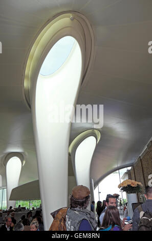 Die Leute im Sommer in Essen auf der Zaha Hadid Serpentine Sackler Galerie Restaurant in Kensington Park Gaardens London UK KATHY DEWITT Stockfoto