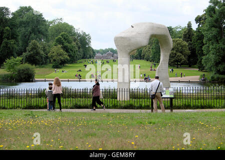 Besucher von Henry Moore Bogen in den Kensington Gardens mit Blick auf Kensington Palace London UK KATHY DEWITT Stockfoto
