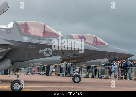 Seitlicher Blick auf zwei f-35 Lightning 2 Flugzeuge auf dem static Display. Stockfoto