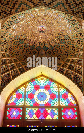 Gebet Hall von Nasir Al Molk Moschee, Fars Provinz, Shiraz, Iran. Insbesondere der Tresore und Mosaiken. Shiraz-Architektur und Wahrzeichen Stockfoto