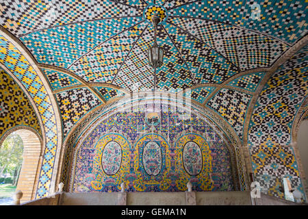 Gekachelte Gewölbedecke in Golestan Palast, Teheran, Iran Stockfoto