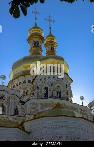 Goldene Tops und Kreuze der christlich-orthodoxen Kloster. Vertikale Foto Stockfoto