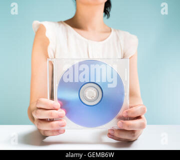 Geschäftsfrau hält DVD-ROM Stockfoto