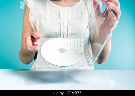 Geschäftsfrau hält DVD-ROM Stockfoto