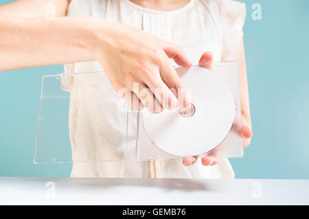 Geschäftsfrau hält DVD-ROM Stockfoto