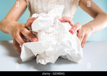 Geschäftsfrau Holding Altpapier Stockfoto