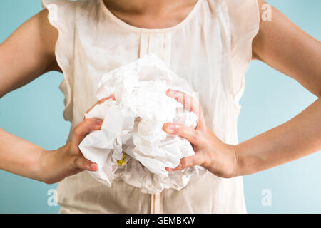 Geschäftsfrau Holding Altpapier Stockfoto