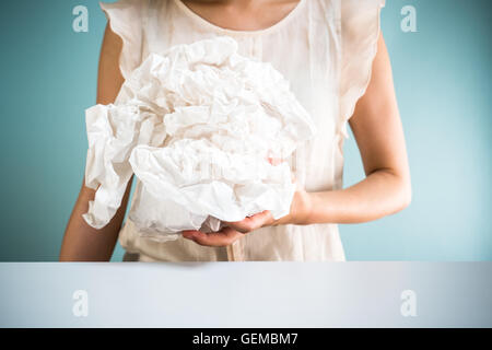 Geschäftsfrau Holding Altpapier Stockfoto