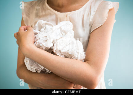 Geschäftsfrau Holding Altpapier Stockfoto