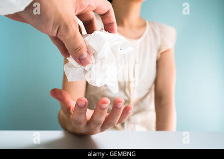 Geschäftsfrau, die mühsam durch Kollegen gezwungen Stockfoto