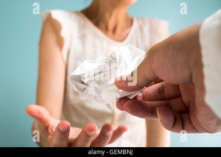 Geschäftsfrau, die mühsam durch Kollegen gezwungen Stockfoto