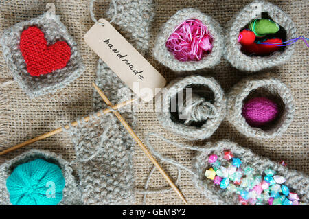 Handgefertigtes Produkt aus Fasern, handgemachte Korb machen aus stricken, stricken Herz, Freizeit mit Kunst Hobby, Stockfoto