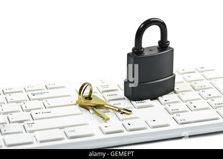 Datensicherheitskonzept mit Schloss und Schlüssel auf Computer-Tastatur über weiß Stockfoto