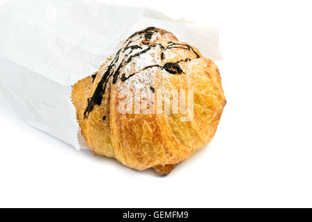 Frische Croissant im Paket auf weißem Hintergrund Stockfoto