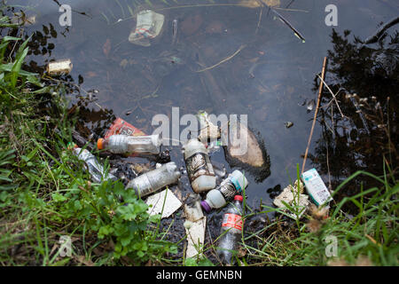 Müll und Abfall verstopfen die Wasserwege von Melbourne. Stockfoto