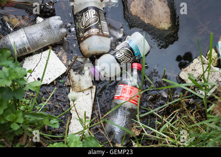 Müll und Abfall verstopfen die Wasserwege von Melbourne. Stockfoto