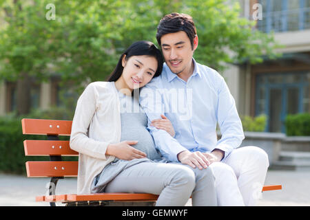 Glücklich schwanger chinesische Frau und ihr Mann Stockfoto