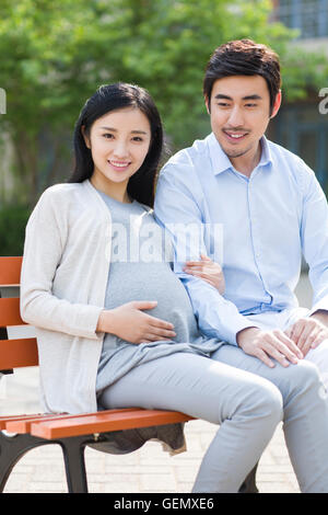 Glücklich schwanger chinesische Frau und ihr Mann Stockfoto