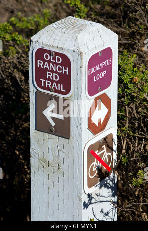 Trail Kreuzung Zeichen, Mountain State Park in San Bruno, Kalifornien Stockfoto