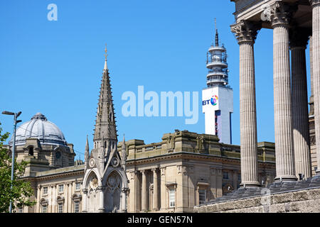 Ecke des Rathauses mit dem Council House und BT Tower nach hinten, Birmingham, England, Vereinigtes Königreich, West-Europa. Stockfoto